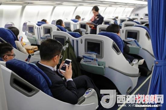 在東航MU5137航班上，旅客全程在飛行模式下可以使用手機(jī)。殷立勤 攝