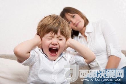 這時孩子可能會一直哭，甚至觀察父母的反應。父母這時候可以讓他哭，哭累了自然就會停下，要讓孩子明白“鬧起來沒道理我不會心疼你”。