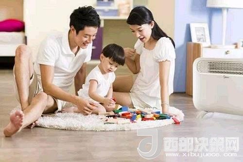 兒童時期，孩子好奇心強，喜歡“打破砂鍋問到底”、“探究性拆東西”、“自言自語做游戲”。這些聽似好笑，看似頑皮的言行舉止，恰恰就是孩子創(chuàng)造火花的閃現(xiàn)。心理學家鄧斯克認為，小孩子在游戲中的“假裝”會大大促進他們的發(fā)散思維。