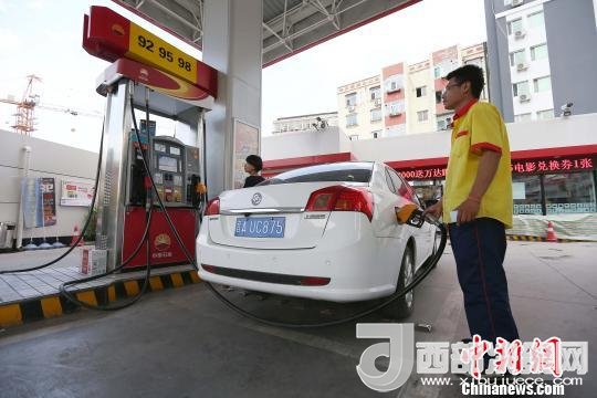 資料圖：山西太原，加油站工作人員正在給車輛加油?！?jiān)?攝