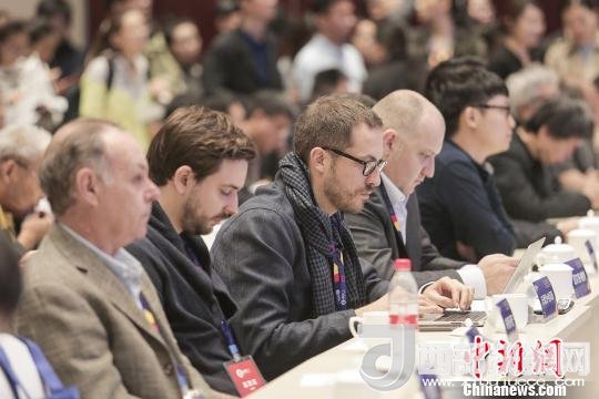 河北工業(yè)設(shè)計創(chuàng)新中心(以下簡稱HIDC)啟動儀式暨“設(shè)計促轉(zhuǎn)型·創(chuàng)新贏未來”國際工業(yè)設(shè)計工作坊26日在河北省省會石家莊市舉行。圖為與會各國設(shè)計師?！⌒ば?攝