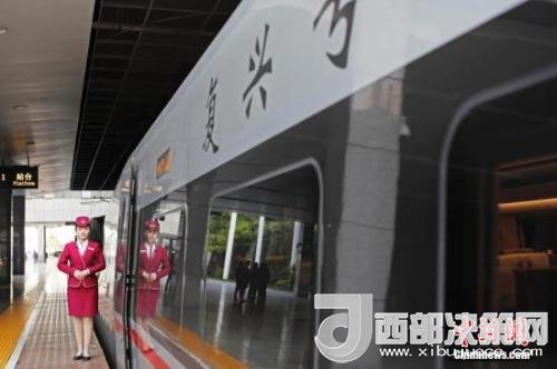 資料圖：4月10日，列車員在“復興號”列車旁迎接旅客的到來。 <a target='_blank'  data-cke-saved- >中新社</a>記者 殷立勤 攝