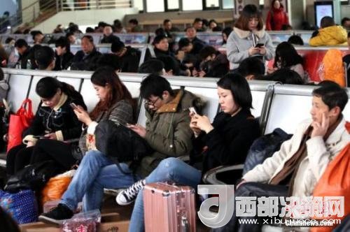 資料圖：移動(dòng)互聯(lián)網(wǎng)時(shí)代，旅客都拿著手機(jī)打發(fā)時(shí)間。<a target='_blank' >中新社</a>記者 王中舉 攝