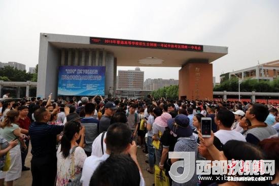 資料圖：6月8日，河南鄭州一高考考點(diǎn)外，家長等待考生。當(dāng)日，全國部分地區(qū)2018年高考結(jié)束。 <a target='_blank'  data-cke-saved- >中新社</a>記者 王中舉 攝