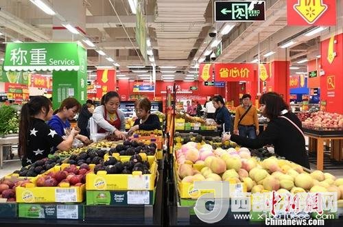 資料圖：民眾在超市選購水果。<a target='_blank'  data-cke-saved- >中新社</a>記者 俞靖 攝