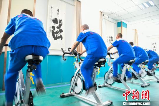 山西省戒毒人員正在進(jìn)行身體鍛煉?！⊥踅ㄜ?攝