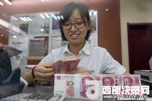 7月5日，山西太原一銀行工作人員正在清點(diǎn)貨幣。人民幣對(duì)美元匯率中間價(jià)在經(jīng)歷了過(guò)去11個(gè)交易中的10次下調(diào)后終于迎來(lái)大漲。5日，中國(guó)外匯交易中心公布人民幣對(duì)美元匯率中間價(jià)報(bào)6.6180，較前一交易日大幅上調(diào)415個(gè)基點(diǎn)，創(chuàng)下自2017年10月11日以來(lái)的最大升幅。<a target='_blank' >中新社</a>記者 張?jiān)?攝