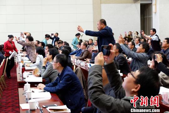 圖為與會嘉賓認真聽取專家演講?！±铍h 攝