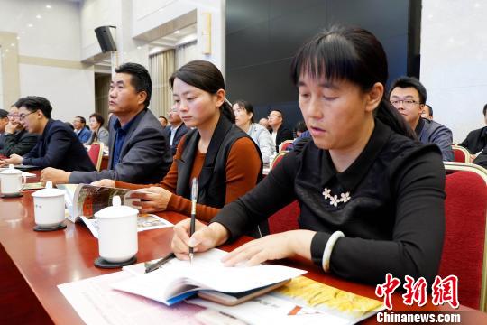 圖為與會嘉賓聆聽專家演講?！±铍h 攝