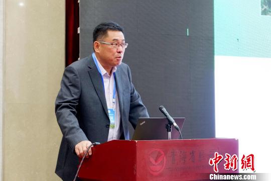 圖為青海省農(nóng)林科學院副院長、國家大麥青稞產(chǎn)業(yè)技術體系崗位科學家遲德釗正在發(fā)言?！±铍h 攝