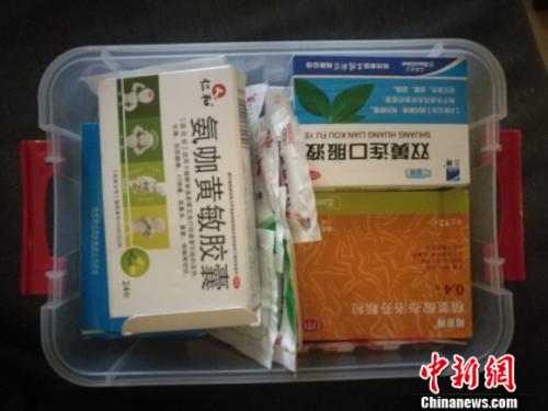 圖為家里的藥盒。 謝藝觀 攝