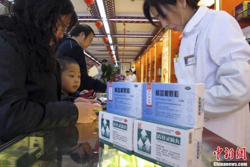 資料圖：北京一家老字號(hào)藥店內(nèi)，前來(lái)購(gòu)買(mǎi)藥品的市民絡(luò)繹不絕。<a target='_blank'  data-cke-saved- ><p  align=