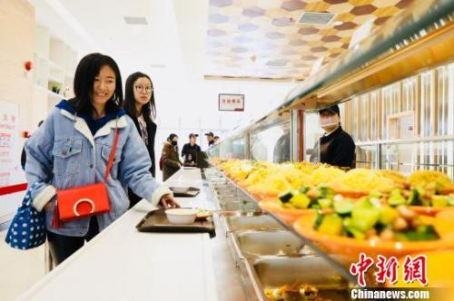 　資料圖：消費(fèi)者在餐廳就餐?！惴?攝
