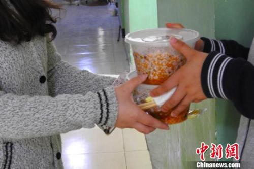 外賣配送員將外賣送到學(xué)生宿舍。受訪者供圖