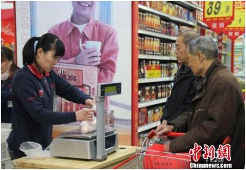 資料圖：在保定市北市區(qū)一家大型超市內(nèi)，促銷員正在為購買雞蛋的市民稱量、打包。李芳華 攝