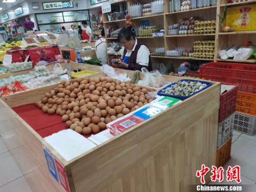圖為菜市場里賣的雞蛋。 謝藝觀 攝
