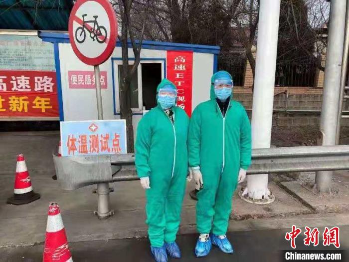 鄉(xiāng)鎮(zhèn)衛(wèi)生院和社區(qū)衛(wèi)生中心工作人員排查發(fā)熱患者。　介休市醫(yī)療集團供圖 攝