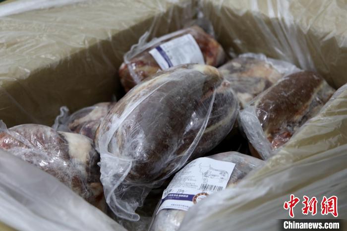 當(dāng)雄縣援鄂物資中的牦牛肉，圖中的為腱子肉，是牦牛肉中的“極品”?！‘?dāng)雄縣 供圖 攝