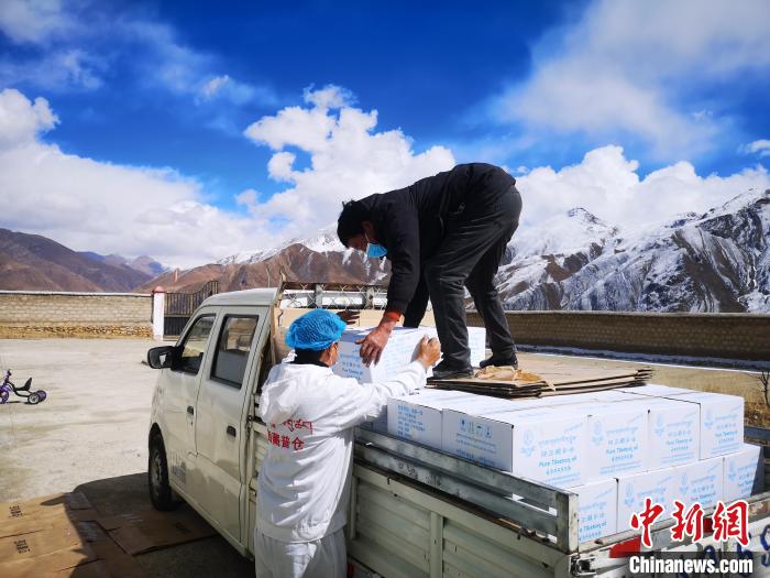 圖為工作人員搬運(yùn)物資。堆龍德慶區(qū)宣傳部供圖