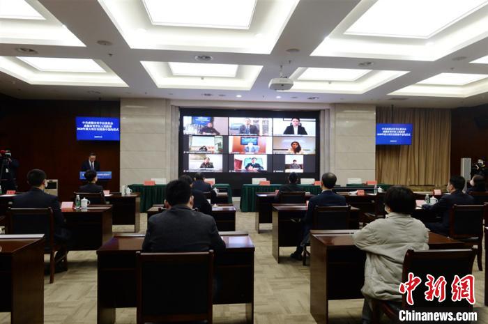 青羊區(qū)2020年重大項(xiàng)目在線集中簽約儀式現(xiàn)場(chǎng)。青羊區(qū)委宣傳部供圖
