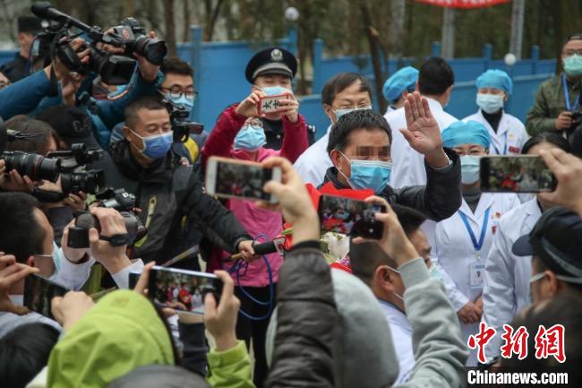 圖為貴州省最后一名新冠肺炎確診患者從貴州省將軍山醫(yī)院出院，患者與眾人揮手告別。　瞿宏倫 攝