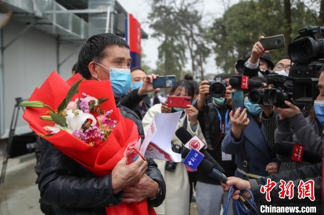 圖為貴州省最后一名新冠肺炎確診患者從貴州省將軍山醫(yī)院出院，患者接受媒體采訪?！■暮陚?攝
