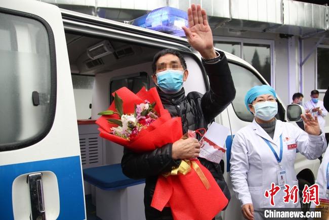 圖為貴州省最后一名新冠肺炎確診患者從貴州省將軍山醫(yī)院出院，患者與眾人揮手告別。　瞿宏倫 攝