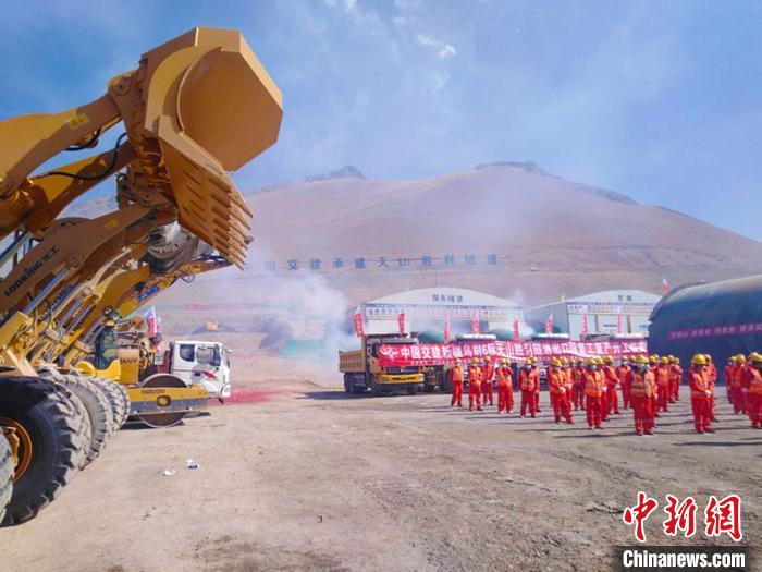 備受?chē)?guó)內(nèi)外關(guān)注的G0711線(xiàn)烏魯木齊至尉犁高速公路建設(shè)項(xiàng)目天山勝利隧道復(fù)工“進(jìn)行時(shí)”。　陳劍飛 攝