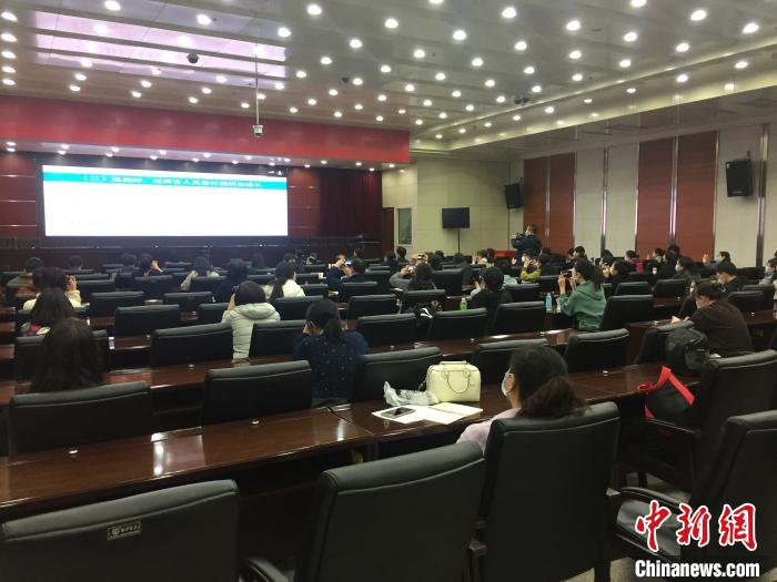 山西選派554名疫情防控指導(dǎo)員駐校指導(dǎo)高三年級開學(xué)疫情防控?！「呷鸱?攝