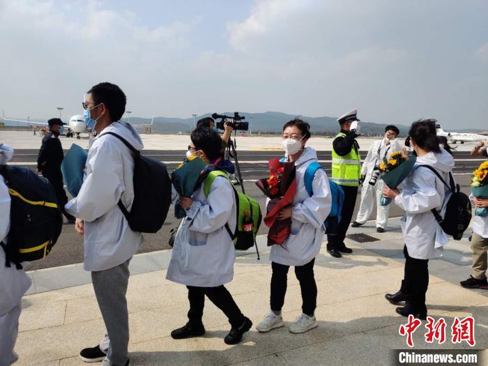 圖為交警向醫(yī)療隊敬禮?！№n帥南 攝