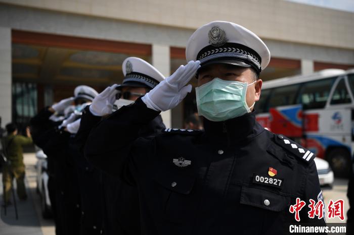 圖為交警們向醫(yī)療隊敬禮?！】灯?攝