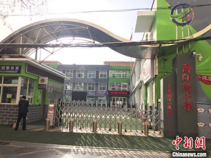 校門口設(shè)置臨時等候區(qū)，區(qū)域四周5米為禁行區(qū)?！「呷鸱?攝