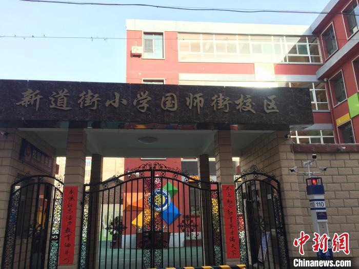 返校學(xué)生要到指定校門口報到，入校時需佩戴口罩，并進(jìn)行身份核驗、實名登記、體溫檢測?！「呷鸱?攝