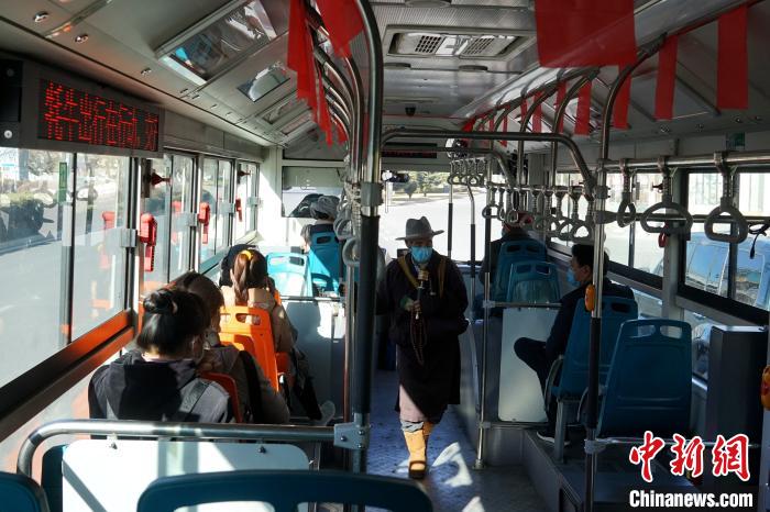 拉薩市民生活如常，圖為民眾戴口罩乘坐公交車?！〗w波 攝