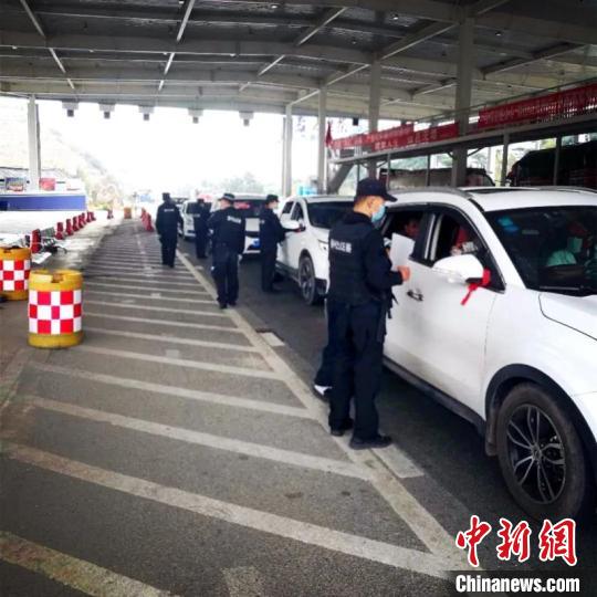 圖為云南一邊境檢查站防控疫情同時嚴防境外毒品滲透?！≡颇鲜」矎d供圖 攝
