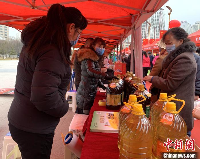 圖為市民們正在采購(gòu)商品?！O睿 攝