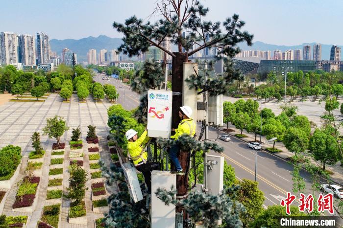 圖為重慶移動工作人員正在安裝5G基站。重慶移動 供圖
