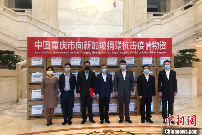 圖為捐贈方與接收方代表合影留念。　劉相琳 攝