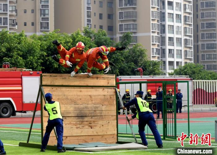 新消防員進(jìn)行消防障礙接力操展示?！⒅铱?攝