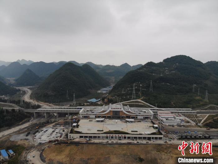 貴州省首條城際高速鐵路——安六鐵路開(kāi)始聯(lián)調(diào)聯(lián)試。中國(guó)鐵路成都局集團(tuán)公司供圖
