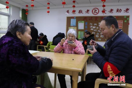 1月13日，志愿者為社區(qū)養(yǎng)老院送臘八粥。當(dāng)日是中國傳統(tǒng)臘八節(jié)，安徽省合肥市濱湖欣園社區(qū)志愿者為社區(qū)養(yǎng)老院送去臘八粥、慰問品和節(jié)日的祝福。<a target='_blank'  data-cke-saved- >中新社</a>發(fā) 余秀娟 攝