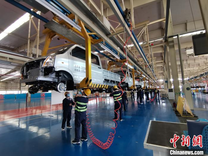 4月初，成功汽車全面復(fù)工復(fù)產(chǎn)。尤其是隨著疫情得到控制，該公司的生產(chǎn)力度也不斷加大。　高飛 攝