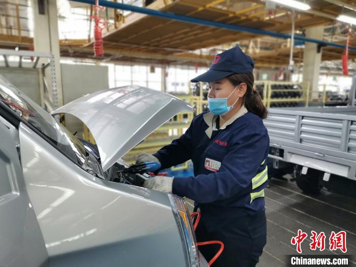 在滿足國外市場供應(yīng)的同時，成功汽車也緊盯國內(nèi)市場，拓渠道保銷量?！「唢w 攝