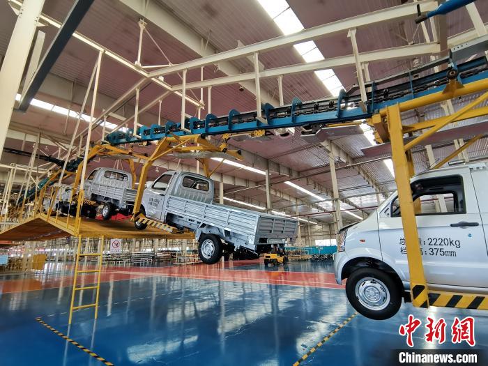成功汽車是山西省重點(diǎn)轉(zhuǎn)型項(xiàng)目，擁有國內(nèi)先進(jìn)的零部件、發(fā)動機(jī)整機(jī)自動裝配和發(fā)動機(jī)生產(chǎn)線、實(shí)驗(yàn)線，還有國際一流的工業(yè)機(jī)器人。　高飛 攝