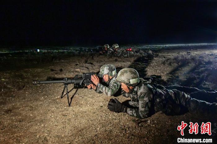 夜間狙擊手摧毀敵探照燈?！∑呀?攝
