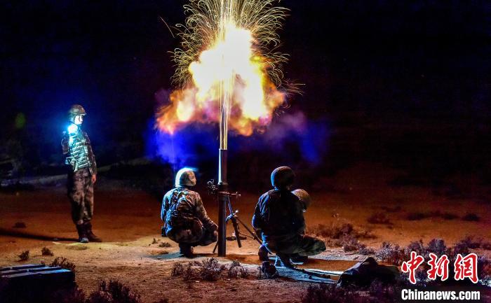 演練中偵察兵在夜間利用迫擊炮摧毀敵輕型裝甲。　郭東東 攝