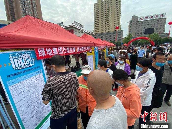 一些知名企業(yè)展臺前，投遞簡歷、咨詢就業(yè)的人絡繹不絕?！∏愊?攝