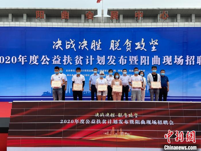 在現(xiàn)場，綠地集團與困難就業(yè)群體就業(yè)代表簽署勞務合同，并為首批6名就業(yè)代表頒發(fā)上崗證書?！∏愊?攝