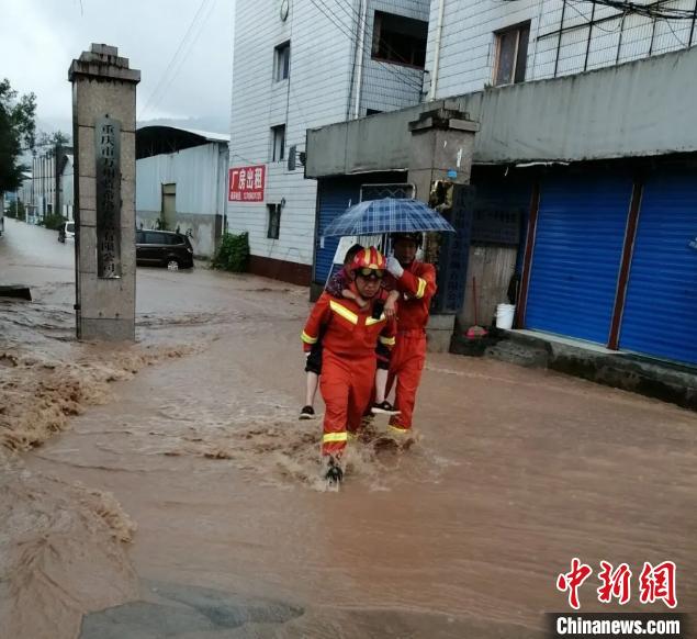 圖為消防救援人員營(yíng)救被困民眾。　重慶萬州區(qū)委宣傳部供圖 攝