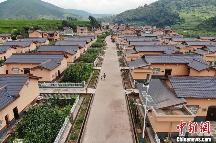平坦的水泥路從村民居住區(qū)穿過?！埨?攝
